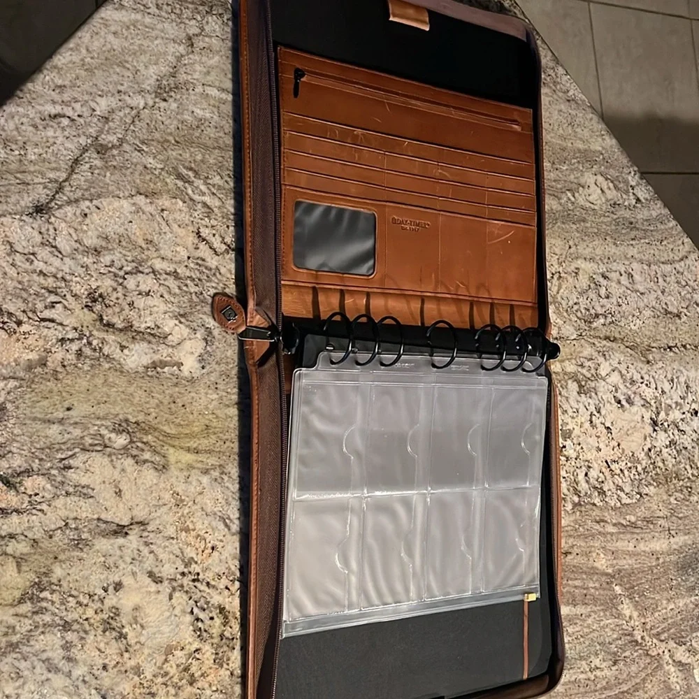 DAYTIMER Planner holds business cards, paper, so many compartments! Used - Picture 2 of 11